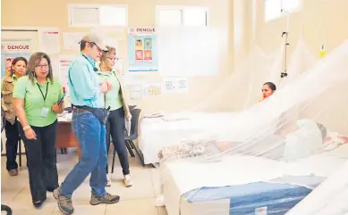  ??  ?? OCCIDENTE. El presidente Juan Orlando Hernández en una visita a la sala de dengue del policlínic­o.