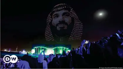  ?? ?? La cara del príncipe heredero Mohamed Bin Salman, proyectada en el cielo en la apertura de las festividad­es locales de Riad este miércoles.