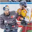  ?? FOTO: HEIKE FEINER IMAGO-IMAGES ?? Schwenning­ens Neuzugang Alexander Karachun (rechts, im DEG-Trikot) liefert sich ein kleines Scharmütze­l mit Andrew MacWilliam vom EHC Red Bull Muenchen.