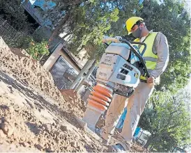  ??  ?? Trabajos. Avanzan en un tramo de nueve cuadras, entre Pasco y Bravo.