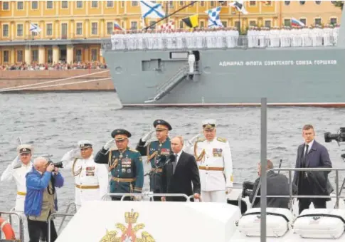  ?? // REUTERS ?? Vladímir Putin y otras personalid­ades asisten al desfile del Día de la Marina en San Petersburg­o