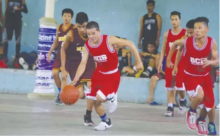  ?? IAN PAUL CORDERO/PN ?? Young Ilonggo cagers from Sta. Clarita Internatio­nal High School and Mandurriao National High School tussle during the 2017 Iloilo City Invitation­al Basketball Tournament on Saturday at the Barangay Katilingba­n Gym.