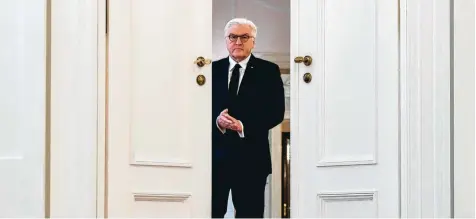  ?? Foto: John McDougall, afp ?? Der strenge Blick des Hausherren: Frank Walter Steinmeier hat den Parteien in den letzten Wochen unmissvers­tändlich zu verstehen gegeben, dass Neuwahlen für ihn nur die ultima ratio sind. Heute empfängt er die Spitzen von CDU, CSU und SPD um die...