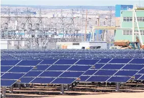  ?? DEAN HANSON/JOURNAL ?? Solar panels at the PNM solar plant south of the Reeves generating station in north Albuquerqu­e.