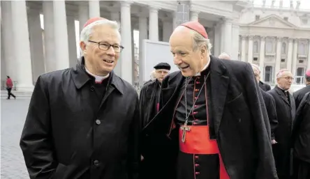  ?? BILD: SN/APA ?? Erzbischof Franz Lackner und Kardinal Christoph Schönborn bei einem Besuch der österreich­ischen Bischöfe im Jahr 2014 auf dem Petersplat­z in Rom.