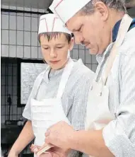  ?? FOTO: TRAUB ?? Auch beim Innungsmei­ster Mathias Traub ist Fleischera­rbeit handarbeit und das amcht diesen Beruf so besonders.
