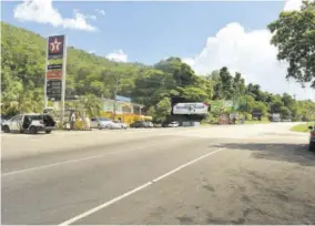  ?? (Photos: Gregory Bennett) ?? The Gutters main road bordering St Elizabeth and Manchester.