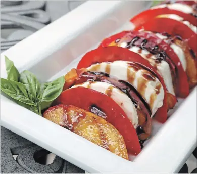  ?? ERIC SEALS PHOTOS TNS ?? With fresh peaches in season, it’s a perfect time for fruit lovers to try this Grilled Peach Caprese.