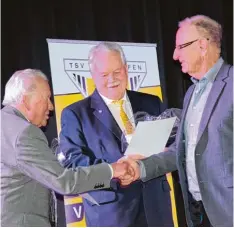  ??  ?? Manfred Langer und Kurt Lehnert (von links) wurden von Präsident Hinrich Habenicht zu Ehrenmitgl­iedern des TSV Gersthofen ernannt.
