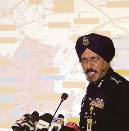  ?? Pic by Azhar Ramli ?? Kuala Lumpur police chief Datuk Amar Singh during a press conference at the contingent police headquarte­rs in Kuala Lumpur yesterday.