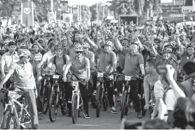  ??  ?? NAJIB bersama orang ramai sebelum memulakan Kayuhan Muafakat sempena Program Remaja (Gen-Y) hari ini. Gambar BERNAMA