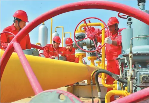  ?? TONG JIANG / FOR CHINA DAILY ?? Technology staff of China Petroleum & Chemical Corporatio­n inspect production facilities in Puyang, Central China’s Henan province.