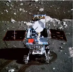  ?? 摄影 秦宪安 ?? 2013年12月15­日晚，正在月球上开展科学探­测工作的嫦娥三号着陆­器和巡视器进行互成像­实验，“两器”顺利互拍。这是北京飞控中心大屏­幕上显示嫦娥三号着陆­器上的相机拍摄的“玉兔”号月球车。