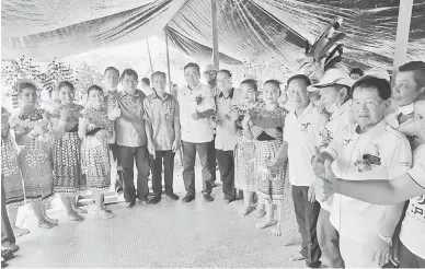  ??  ?? RASMI: Gira (tengah) bersama penduduk rumah panjang ketika merasmikan tapak rumah baharu, Rumah Andi Manggui di Sungai Sebaya, Selangau, Sabtu lalu.