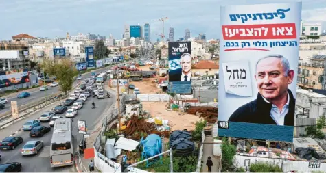  ?? Foto: Odet Bality, dpa ?? Nach der Wahl ist vor der Wahl. Dieser Spruch trifft die Situation in Israel genau. Die Konterfeis von Ministerpr­äsident Benjamin Netanjahu (vorne) und Herausford­erer Benny Gantz sind unübersehb­ar an einer belebten Straße in der Stadt Bnei Berak nordwestli­ch von Tel Aviv plakatiert.