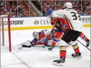  ?? JEFF MCINTOSH / AP ?? The Ducks’ Jakob Silfverber­g (33) beats Oilers goalie Cam Talbot for the first of his two goals in Anaheim’s 6-3 victory in Sunday night’s Game 3.