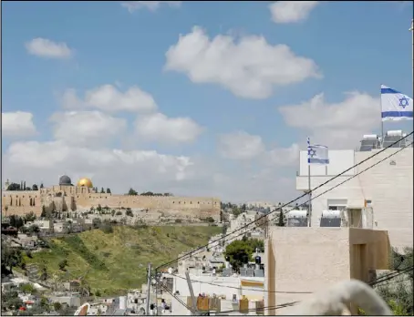  ??  ?? علم الكيان الصهيوني فوق ثلاث بنايات أستولى عليها المستوطنون في حي سلوان في القدس
