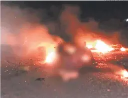  ?? FOTO: EL HERALDO ?? Las dos motociclet­as se incendiaro­n después del fuerte impacto. Tres personas perdieron la vida.