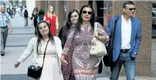  ?? MICHAEL PEAKE/TORONTO SUN ?? Pamela, centre, and Carlos Munoz, right, arrive at Toronto Police HQ for a tribunal against two officers and their comments about daughter Francie, left.