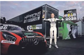  ?? FOTO: BODO KRÄLING ?? Klare Botschaft: Tim Heinemann präsentier­t nicht nur stolz den Pokal, sondern weist auch nochmals auf seinen Erfolg hin. Er belegte den ersten Platz in der Gesamtwert­ung der DTM Trophy.