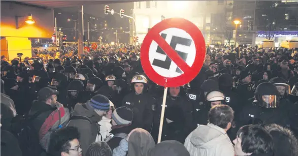  ??  ?? Antifaschi­sten demonstrie­ren gegen einen Neonaziauf­marsch in Dresden. Auch hier sahen sächsische Behörden eine »kriminelle Vereinigun­g«.