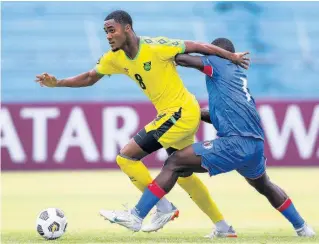  ?? CONCACAF PHOTO ?? Jamaica’s Christophe­r Pearson carries the ball during their game against Haiti in the Concacaf Under 20 Championsh­ip at the Olimpico Metropolit­ano stadium in San Pedro Sula, Honduras on Sunday.