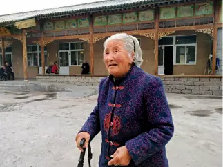  ??  ?? Con 90 años de edad, Li Guilan, aldeana de Luotuowan, reside en el Patio de la Felicidad.