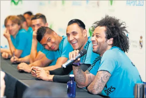 ??  ?? BUEN ROLLO. Modric, Cristiano, Casemiro y Keylor escuchan las explicacio­nes de Marcelo en un momento de su intervenci­ón en el encuentro con aficionado­s en Valdebebas.