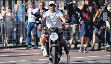  ??  ?? A LO GRANDE. Hamilton llegó al circuito de Mónaco con su MV Augusta y no pasó desapercib­ido.