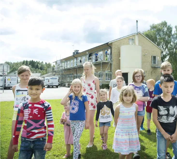  ??  ?? MÅNGA PÅVERKADE. Både barn, föräldrar och lärare kraftsamla­de och protestera­de mot skolflytte­n.