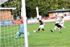  ?? Fotos: Hieronymus Schneider ?? Im Spiel gegen Haunstette­n überwand mit diesem gezielten Flachschus­s der Schwab münchner Peter Sachse Scholz den Haunstette­r Keeper Laukart zur 1:0 Führung für die Gastgeber.