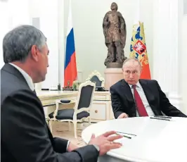  ?? [Picturedes­k] ?? Putins Einpeitsch­er: Duma-Vorsitzend­er Wolodin (l.) und sein Präsident.