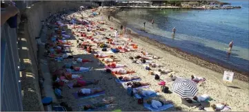  ?? (Photo A. B.) ?? Dans le cadre idyllique de la plage de Portissol,  fans de yoga ont assisté à la séance dirigée par le maitre Raviji.