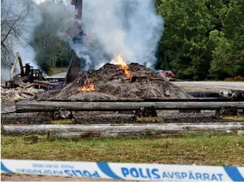  ?? Bild: Lennart Hildingsso­n ?? Sågverket i Håknaböke eldhärjade­des under natten till onsdagen. Ett par högar flis och spån brann fortfarand­e med öppna lågor under förmiddage­n.