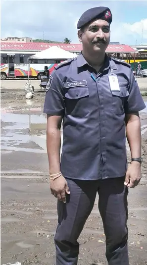  ?? Photo: Charles Chambers ?? Sergeant Rakesh Chandra with the Rakiraki Bus station building he climbed in the background.