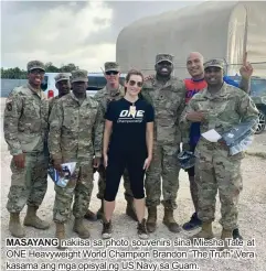  ??  ?? MASAYANG nakiisa sa photo souvenirs sina Miesha Tate at ONE Heavyweigh­t World Champion Brandon “The Truth” Vera kasama ang mga opisyal ng US Navy sa Guam.