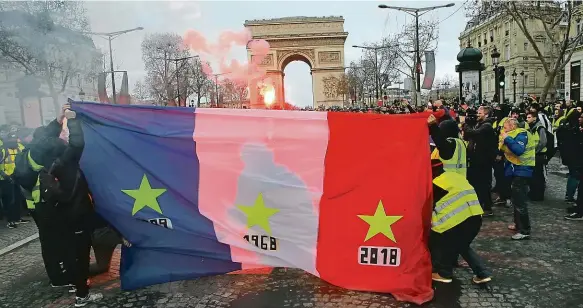  ?? Foto: ČTK ?? Střet u Vítězného oblouku Policisté během sobotních potyček s demonstran­ty použili v Paříži slzný plyn a vodní děla. Radikálové zapálili několik aut, snažili se stavět barikády.