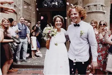  ??  ?? Frisch verheirate­t: Michael Schulte mit seiner schwangere­n Katharina vor dem Buxtehuder Rathaus