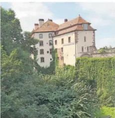  ?? FOTO: OLIVER SCHWAMBACH ?? Burg Lützelstei­n in La Petite-Pierre. Die Burg wachte einst über den Zugang von Lothringen ins Elsass. Heute zählt sie zu den Sehenswürd­igkeiten im Krummen Elsass.