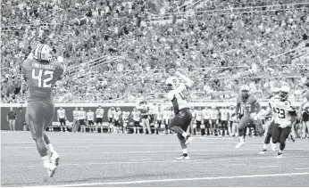  ?? [PHOTO BY SARAH PHIPPS, THE OKLAHOMAN] ?? Oklahoma State’s Sione Finefeuiak­i (42) catches a touchdown pass from Taylor Cornelius in the second quarter of a 58-17 win over Missouri State.