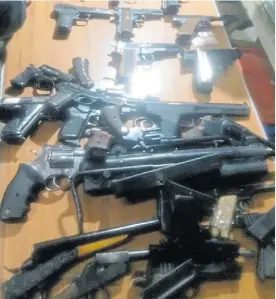  ??  ?? Arsenal. Parte de las más de cien armas que encontraro­n en la casa.