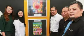  ??  ?? (From left) Lee, Najihah, Husni, Mohamad Majidi and Mohd Nasser together with one of the artworks for the Rukun Negara Sketching Competitio­n.