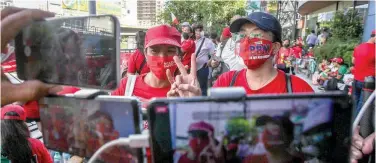  ?? Agence France-presse ?? ↑
Supporters of Ferdinand Marcos Jr live stream outside his campaign headquarte­rs in Metro Manila on Tuesday.