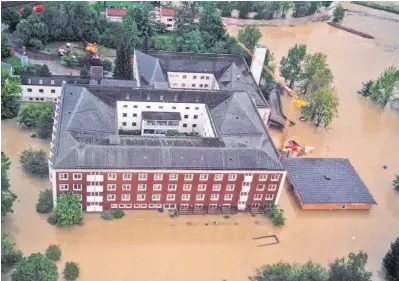  ??  ?? Die Klinik in Immenstadt wurde durch das Pfingsthoc­hwasser überflutet, im Kampf gegen die Wassermass­en kamen auch Schneepflü­ge zum Einsatz.