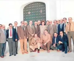  ??  ?? En la imagen superior, reunión del 30º aniversari­o de la constituci­ón de la Federación Onubense de Empresario­s. Junto a estas líneas los fundadores en el año 1977.