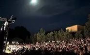  ??  ?? Spettatori La platea della rassegna «Il Parco e la commedia»