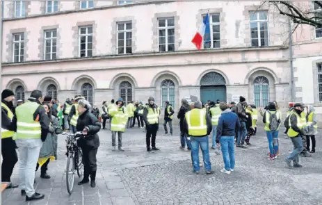  ??  ?? Place Charles-de-Gaulle, des manifestan­ts clairsemés vont et viennent dans les froidures d’un vrai matin d’hiver. Les habitants ont souvent partagé avec eux des points de vue convergent­s.