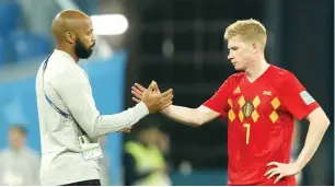  ?? — AFP ?? Belgium’s De Bruyne (right) and assistant coach Thierry Henry react after losing to France.