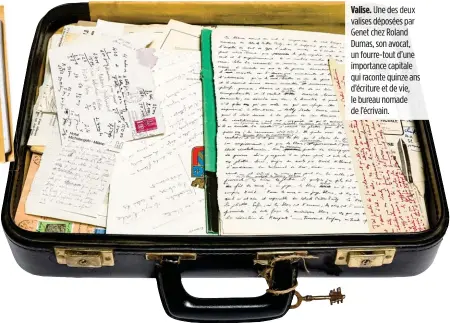  ??  ?? Valise. Une des deux valises déposées par Genet chez Roland Dumas, son avocat, un fourre-tout d’une importance capitale qui raconte quinze ans d’écriture et de vie, le bureau nomade de l’écrivain.