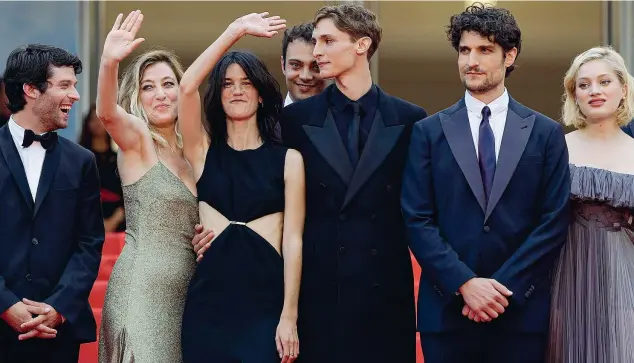  ?? ?? Cast
Da sinistra: Baptiste Carrion-Weiss, Valeria Bruni Tedeschi, Suzanne Lindon, Sofiane Bennacer, Vassili Schneider, Louis Garrel e Nadia Tereszkiew­icz: il cast di «Les Amandiers». Dice la regista: «Racconto il mio desiderio folle di fare l’attrice, gli slanci della giovinezza che vanno verso la vita, ma a volte anche verso la morte. Negli anni Ottanta c’erano anche la droga e l’Aids. Al centro del film c’è tutto questo»